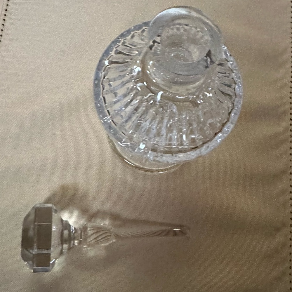 Elegant lead crystal perfume bottle - Picture 2 of 3